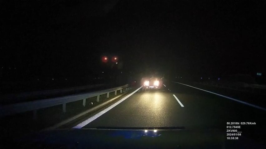 Řidička miniauta vyrazila po setmění do protisměru na dálnici D6